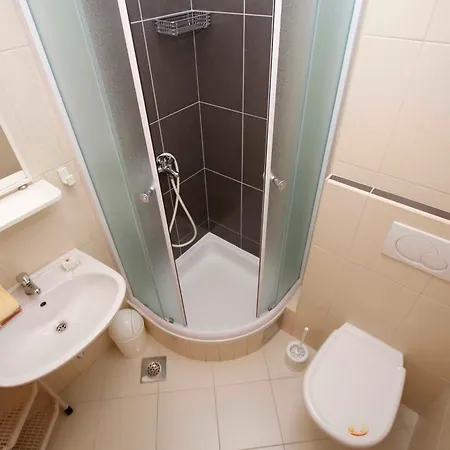 Neva Макарска